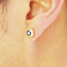 画像をギャラリービューアに読み込む, DOWBL/ ダブル/ Black Zirconia Gold Carved Seal Earrings  【全1色】