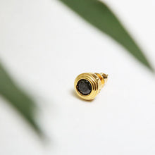 画像をギャラリービューアに読み込む, DOWBL/ ダブル/ Black Zirconia Gold Carved Seal Earrings  【全1色】