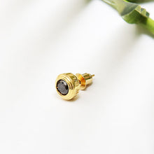 画像をギャラリービューアに読み込む, DOWBL/ ダブル/ Black Zirconia Gold Carved Seal Earrings  【全1色】