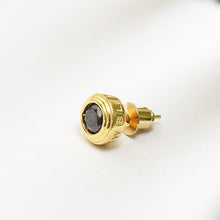 画像をギャラリービューアに読み込む, DOWBL/ ダブル/ Black Zirconia Gold Carved Seal Earrings  【全1色】