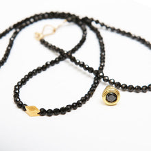 画像をギャラリービューアに読み込む, DOWBL/ ダブル/ Black Zirconia Gold Carved Seal Earrings  【全1色】