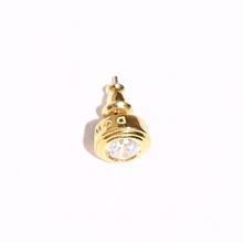 画像をギャラリービューアに読み込む, DOWBL/ ダブル/ Gold Carved Seal Zirconia Earrings  【全1色】