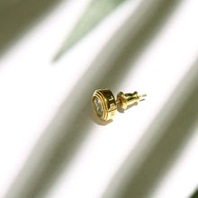 画像をギャラリービューアに読み込む, DOWBL/ ダブル/ Gold Carved Seal Zirconia Earrings  【全1色】
