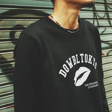 画像をギャラリービューアに読み込む, DOWBL/ ダブル/ Kiss Arch Logo Sweat Shirts  【全1色】