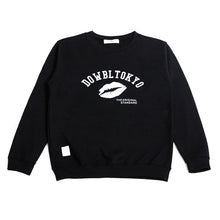画像をギャラリービューアに読み込む, DOWBL/ ダブル/ Kiss Arch Logo Sweat Shirts  【全1色】