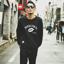 画像をギャラリービューアに読み込む, DOWBL/ ダブル/ Kiss Arch Logo Sweat Shirts  【全1色】