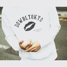 画像をギャラリービューアに読み込む, DOWBL/ ダブル/ Kiss Arch Logo Sweat Shirts  【全1色】