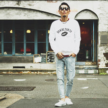 画像をギャラリービューアに読み込む, DOWBL/ ダブル/ Kiss Arch Logo Sweat Shirts  【全1色】