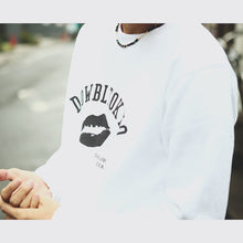 画像をギャラリービューアに読み込む, DOWBL/ ダブル/ Kiss Arch Logo Sweat Shirts  【全1色】