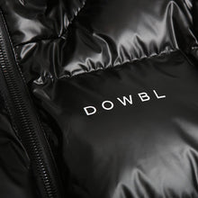 画像をギャラリービューアに読み込む, DOWBL/ ダブル/ Raven Hooded Logo Down Jacket  【全1色】