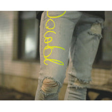 画像をギャラリービューアに読み込む, DOWBL/ ダブル/ Different Neon Color Logo Damage Skinny Denim  【全1色】