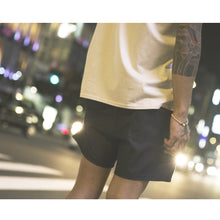 画像をギャラリービューアに読み込む, DOWBL/ ダブル/ Eccentric Kiss Logo Denim Shorts
